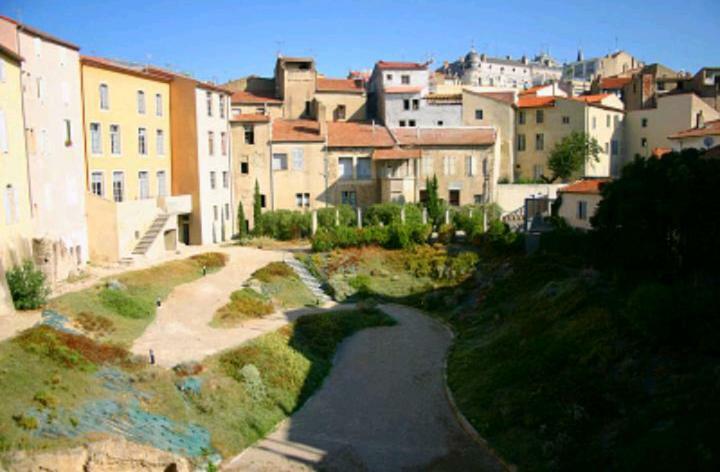 Le Petit Nid Des Arenes Apartment Beziers Exterior photo